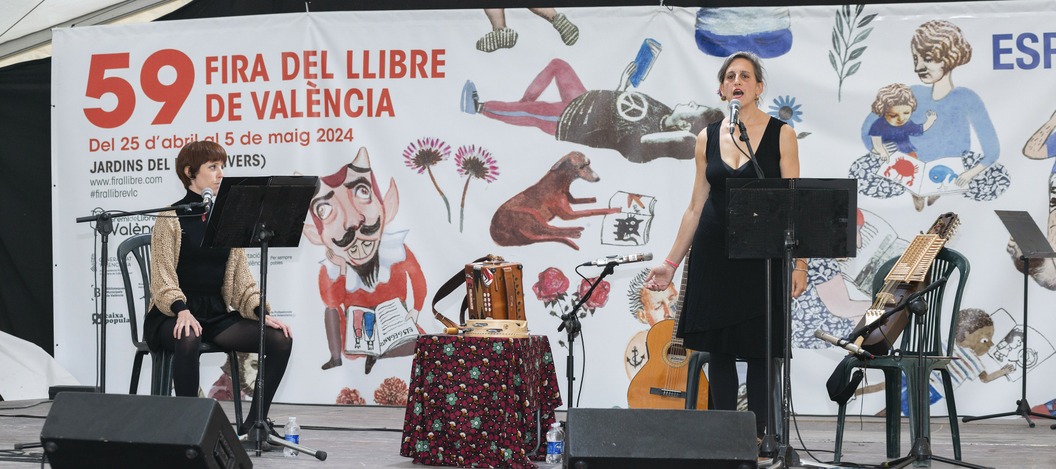 Los primeros días, la Feria del Libro abrió con el recital de poesía a Vicent Andrés Estellés