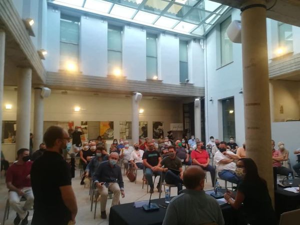 Ple de gom a gom ahir en la presentació a Sueca del llibre "Mim. Un espai fotogràfic" 