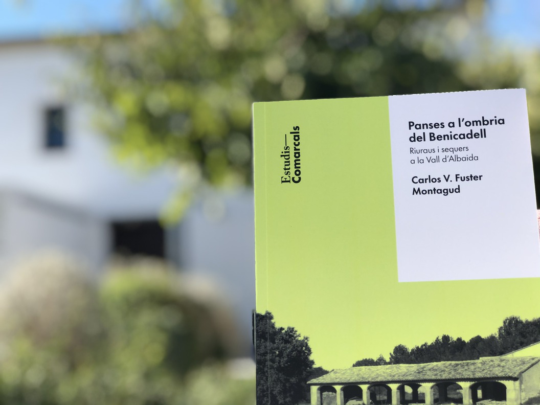 Carlos Fuster Montagud en el pódium de Ambra Llibres de Gandia