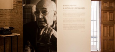 La gran exposició homenatge a Francisco Brines arriba al Museu Etnològic d'Oliva, la seua ciutat natal