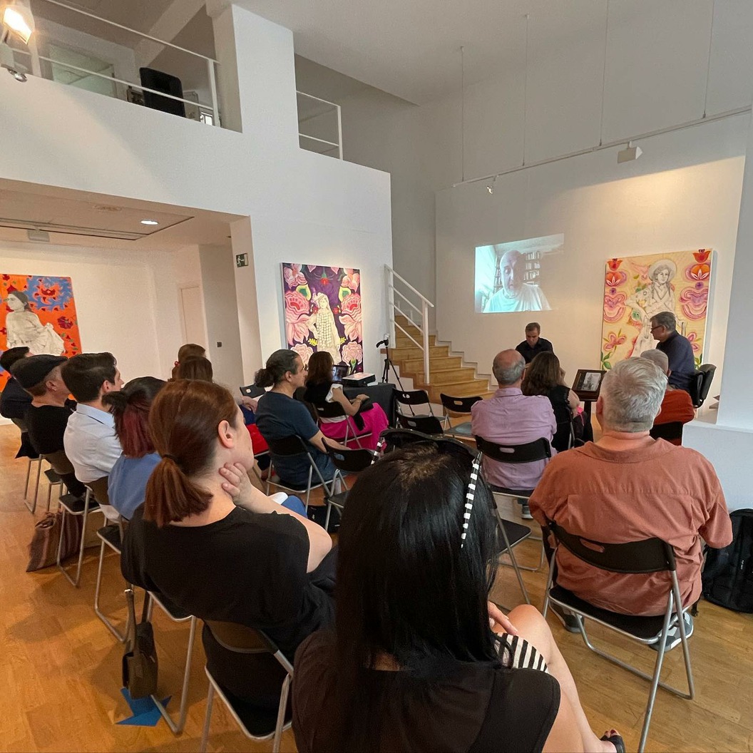 Miguel Cereceda explica, en el Instituto Cultural de México en Madrid, la historia del escultor valenciano Martínez Sotos