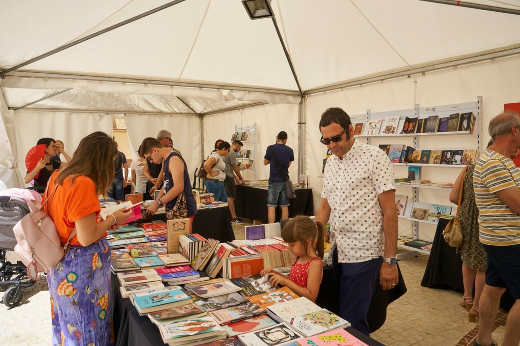 La Plaça del Llibre de Elche cierra con casi 3.000 asistentes y una gran acogida