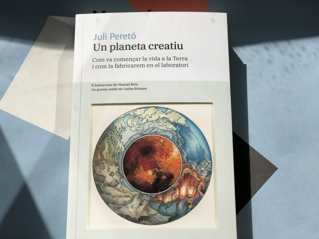 Juli Peretó mostra el potencial de la química per a transformar-se en vida en el llibre Un planeta creatiu. 