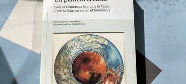 Juli Peretó muestra el potencial de la química para transformarse en vida en el libro Un planeta creatiu. 
