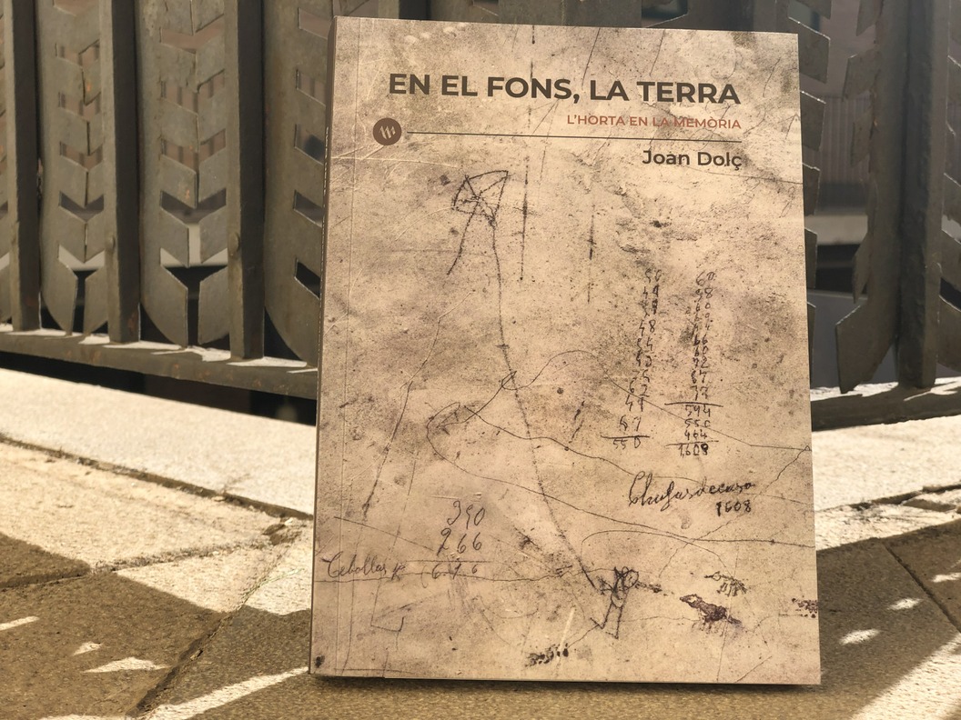 En el fons, la terra. L'Horta en la memòria és el primer títol de la nova col·lecció «País»