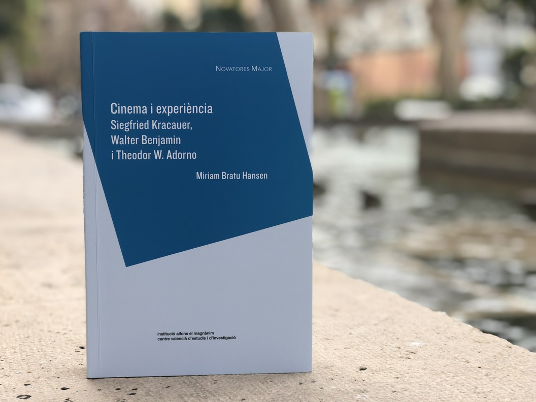 Bratu Hansen revisa els textos de Kracauer, Benjamin i Adorno sobre cine, fotografia i cultura de masses en Cinema i experiència