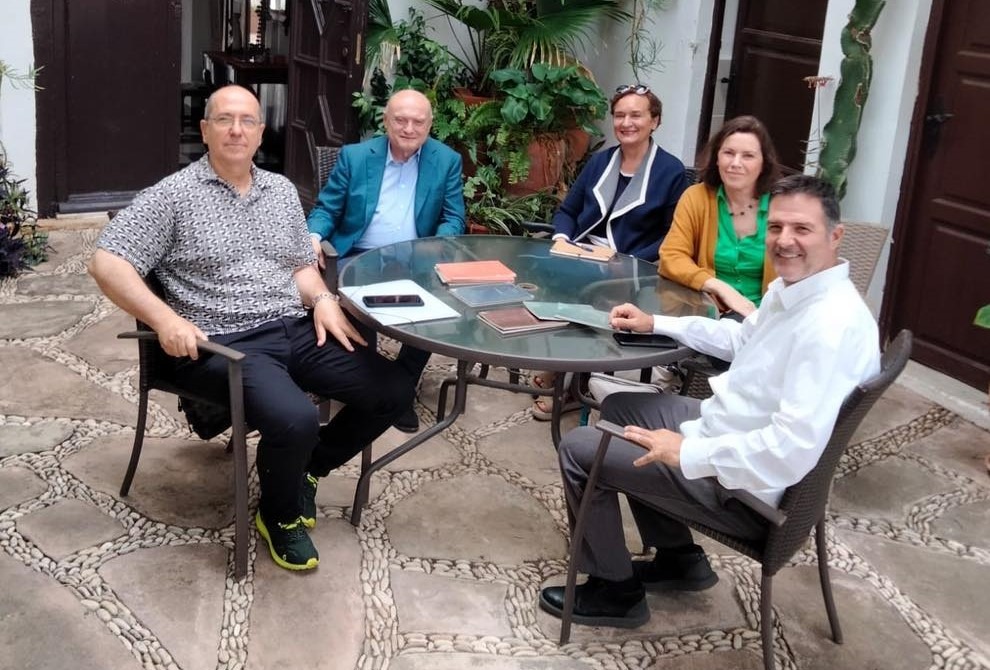 La Diputació i la Fundació de Francisco Brines miren possibles col·laboracions