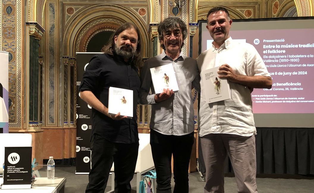 La Beneficència se llena de dulzaineros en la presentación del libro Entre la música tradicional i el folklore